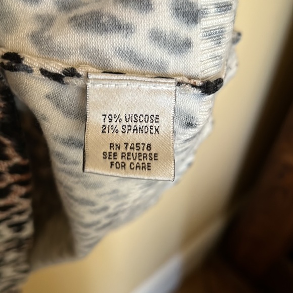 Leopard Cache sweater Size medium - Picture 4 of 4